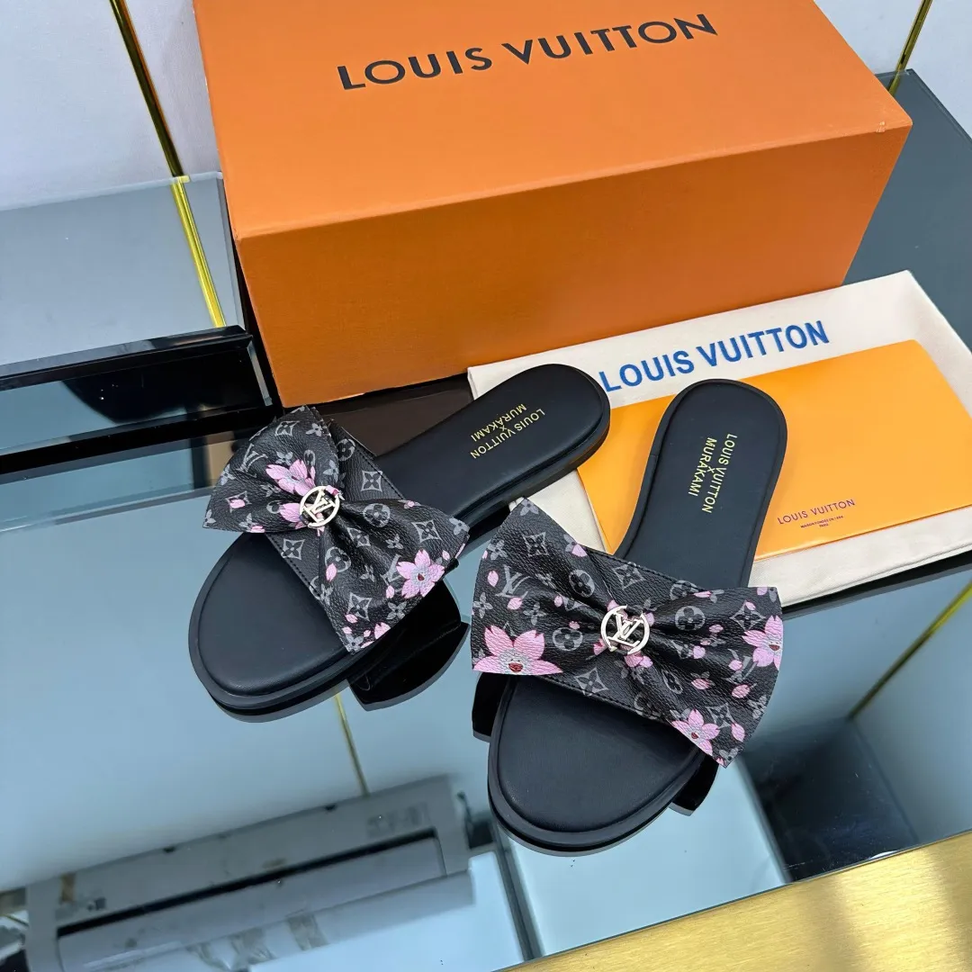 👟👟Ex-factory price 280👟👟 (available all year round) ❥V’s latest popular special material lock it series lock mop, super heavy industry launches! The golden lock on the toe is engraved with the LV letters logo 🔸Number of sizes 34-42) Welcome new and old customers to place orders in the picture above.